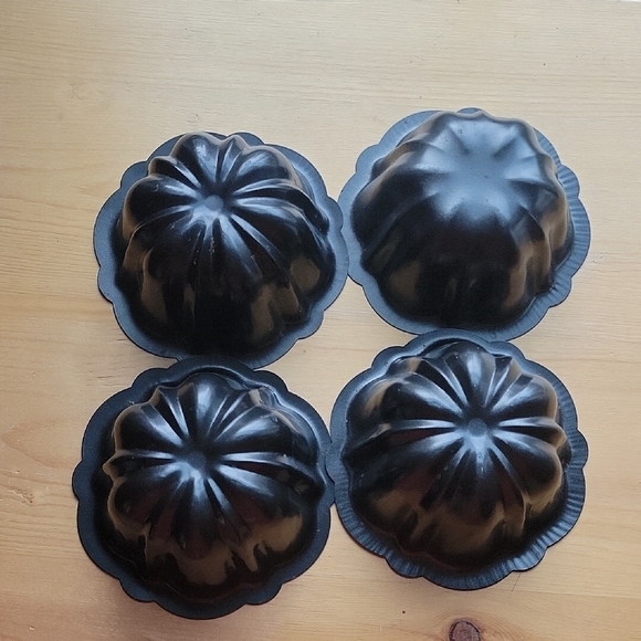 Black Non-Stick Baking Molds - Picture 1 of 6